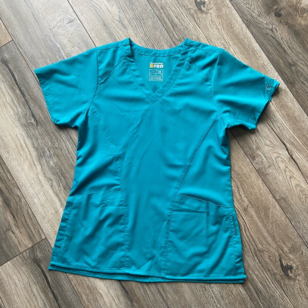 Wunderwink scrub top